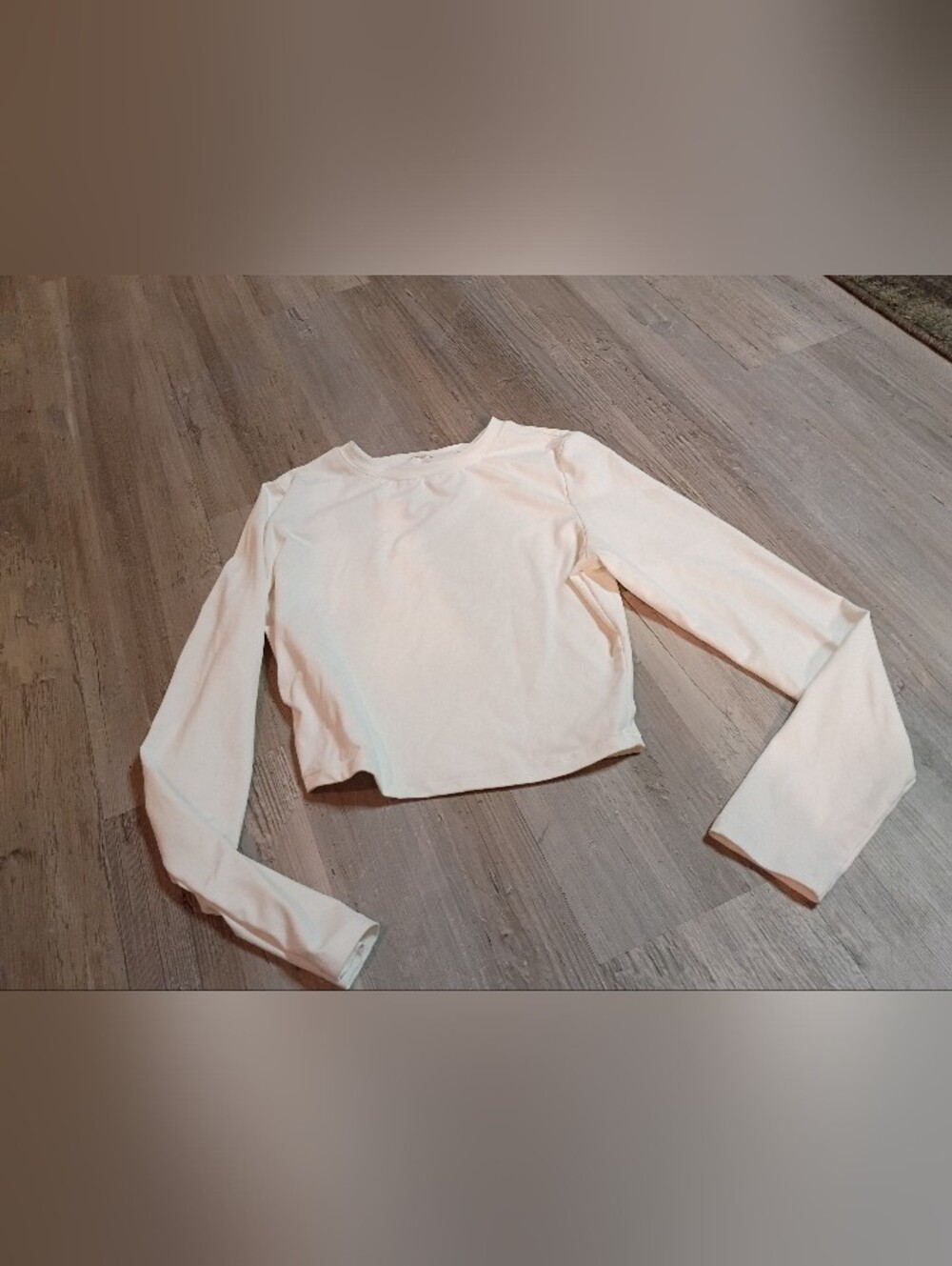 Women's Cream Long-Sleeve Cropped Tee